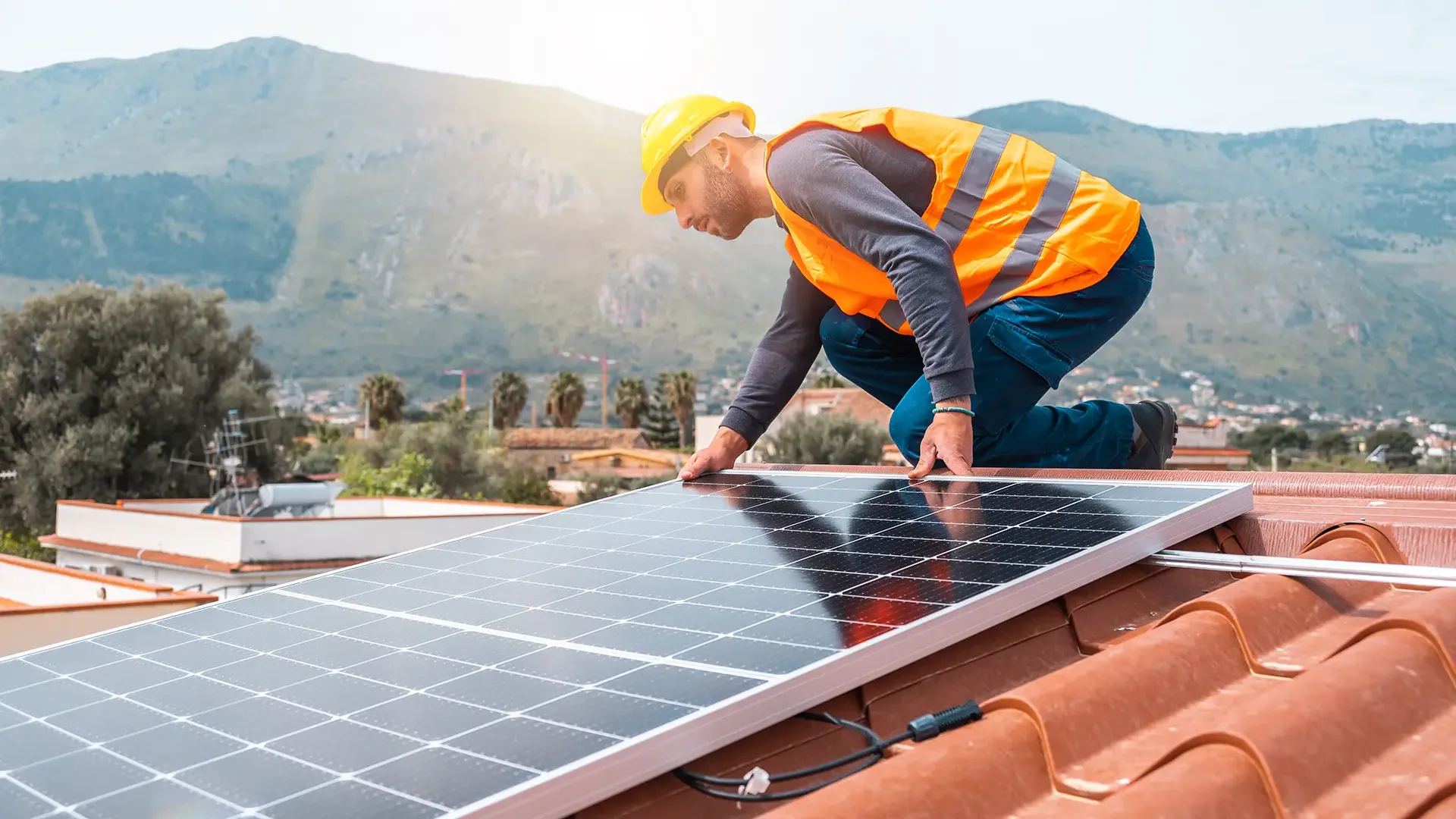 Pose de panneaux solaires sur un toit