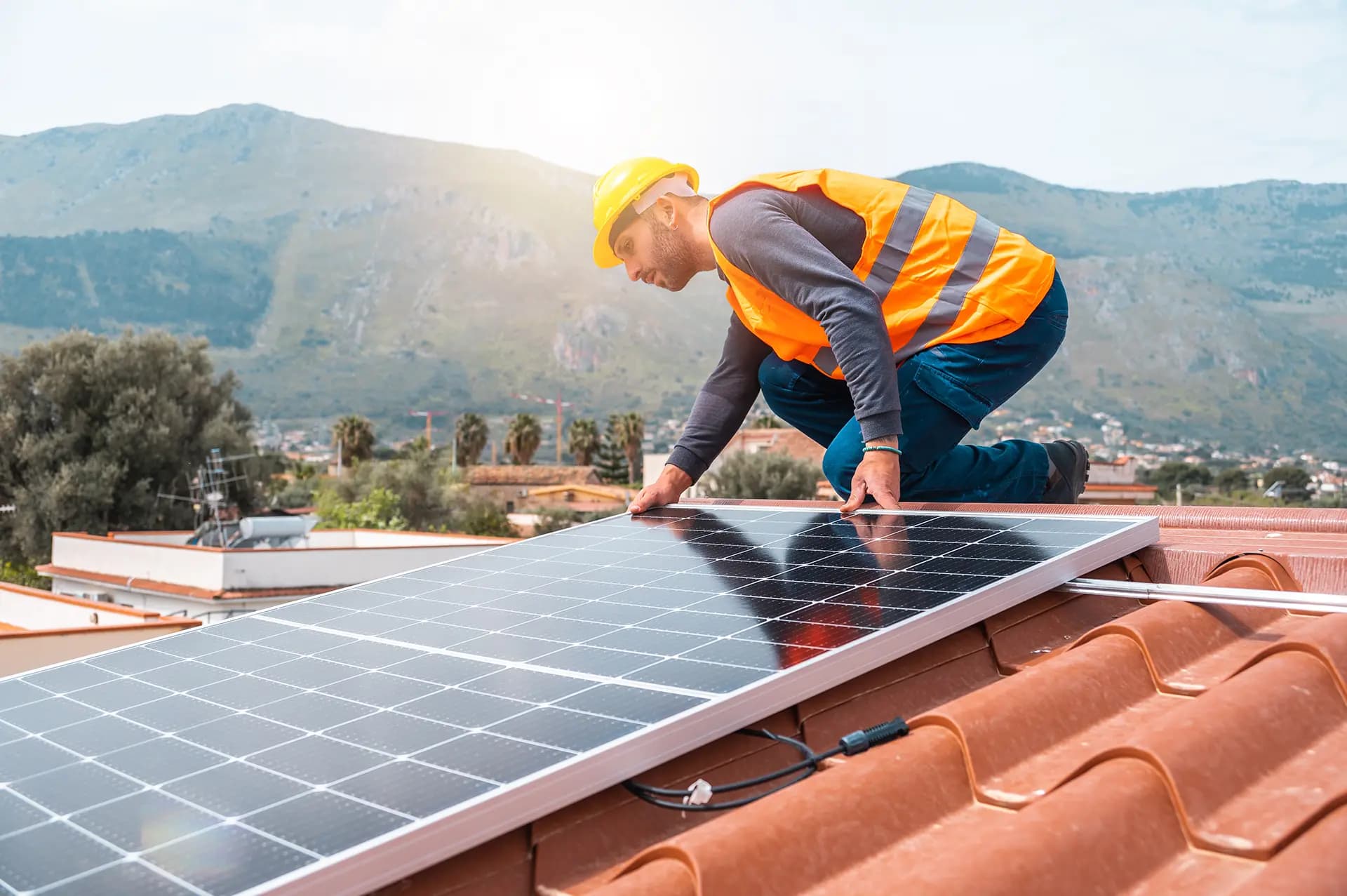 Pose de panneaux solaires sur un toit